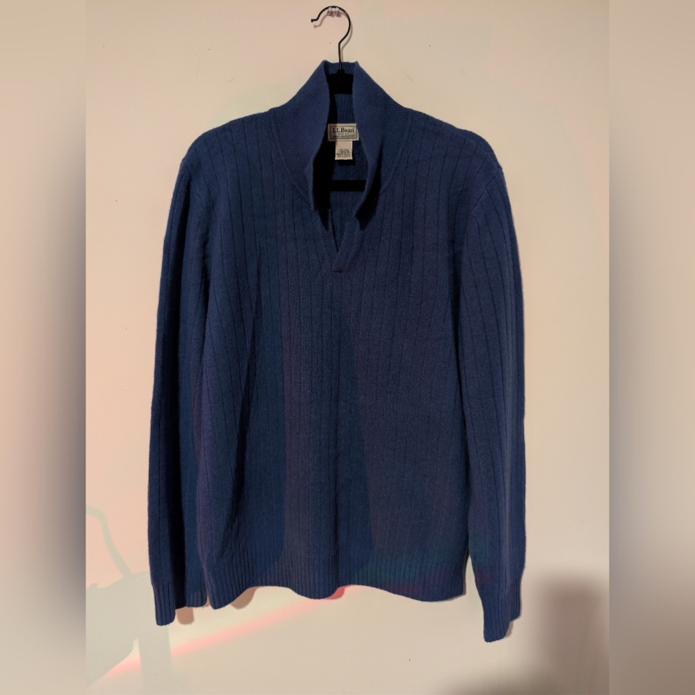 LL BEAN Men's V-Neck Sweater in Navy